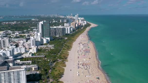 迈阿密 佛罗里达州 2019年5月 空中无人机全景视图飞行在迈阿密海滩 阳光明媚的一天 南海滩沙滩和海上从上面 — 图库视频影像