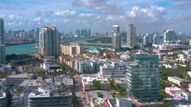 Miami, Florida, Abd - Ocak 2019: Güneşli bir günde Miami beach şehir merkezi üzerinde havadan drone panorama görünümü uçuş. Caddeler, oteller, alışveriş merkezleri ve yukarıdan konut binaları