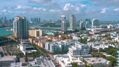 Miami, Florida, Abd - Ocak 2019: Güneşli bir günde Miami beach şehir merkezi üzerinde havadan drone panorama görünümü uçuş. Caddeler, oteller, alışveriş merkezleri ve yukarıdan konut binaları