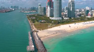 Miami, Florida, ABD - Ocak 2019: Hava dron panorama görünüm uçuş boyunca South Miami