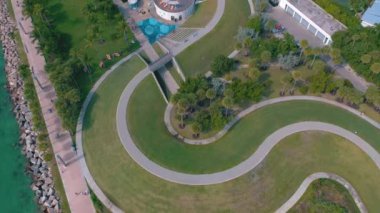 Miami, Florida, Abd - Mayıs 2019: Miami sahili üzerinde havadan drone panorama görünümü uçuş. Güneşli bir günde yukarıdan South Beach kum ve deniz. Sahil şeridinde plaj sandalyeleri ve şemsiyeler.