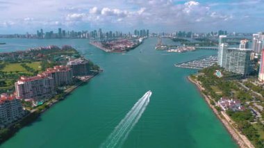 Miami, Florida, Abd - Mayıs 2019: Miami sahili üzerinde havadan insansız hava aracı görünümü uçuşu. Güneşli bir günde South Beach ve Fisher adası. Goverment kesilmiş mavi su