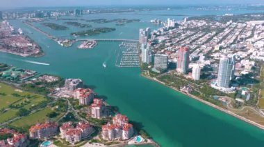 Miami, Florida, Abd - Mayıs 2019: Miami sahili üzerinde havadan insansız hava aracı görünümü uçuşu. Güneşli bir günde South Beach ve Fisher adası. Goverment kesilmiş mavi su