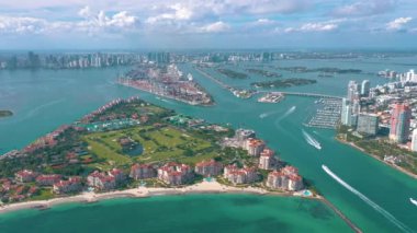 Miami, Florida, Abd - Mayıs 2019: Miami sahili üzerinde havadan insansız hava aracı görünümü uçuşu. Güneşli bir günde South Beach ve Fisher adası. Goverment kesilmiş mavi su