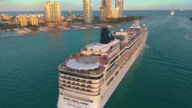 Miami, Florida, Abd - Mayıs 2019: Miami Main kanalı üzerinden havadan insansız hava aracı görünümü uçuşu. Gemi, yolcu gemisi gün batımında denize yelken.