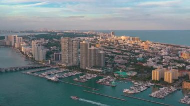 Miami, Florida, Abd - Ocak 2019: Güneşli bir günde Miami sahil şehir merkezi üzerinde havadan drone panorama görünümü uçuş. 