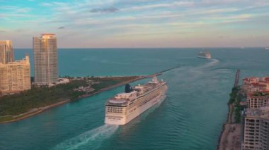 Miami, Florida, Abd - Mayıs 2019: Miami Main kanalı üzerinden havadan insansız hava aracı görünümü uçuşu. Gemi, yolcu gemisi gün batımında denize yelken.