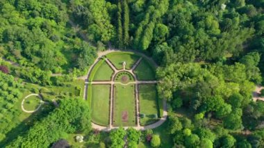 Minsk, Beyaz Rusya - Mayıs, 2019: Şehir botanik bahçesihavadan insansız hava aracı görüntülendi. Güneşli bir günde yukarıdan yeşil ağaçlar ve çimenler.
