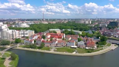 Minsk, Beyaz Rusya - Mayıs, 2019: Güneşli bir günde nemiga ve Pobeditelei bulvarının havadan drone atışı, şehir merkezi.