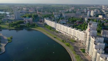 Minsk, Beyaz Rusya - Mayıs, 2019: Güneşli bir günde nemiga ve Pobeditelei bulvarının havadan drone atışı, şehir merkezi.