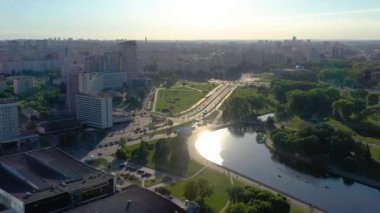 Minsk, Beyaz Rusya - Mayıs 2019: Şehir merkezinin havadan drone atışı. 