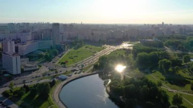 Minsk, Beyaz Rusya - Mayıs 2019: Şehir merkezinin havadan drone atışı. 