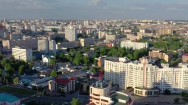 Minsk, Beyaz Rusya - Mayıs 2019: Şehir merkezinin havadan drone atışı. 