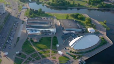 Minsk, Beyaz Rusya - Mayıs, 2019: Güneşli bir günde nemiga ve Pobeditelei bulvarının havadan drone atışı, şehir merkezi.