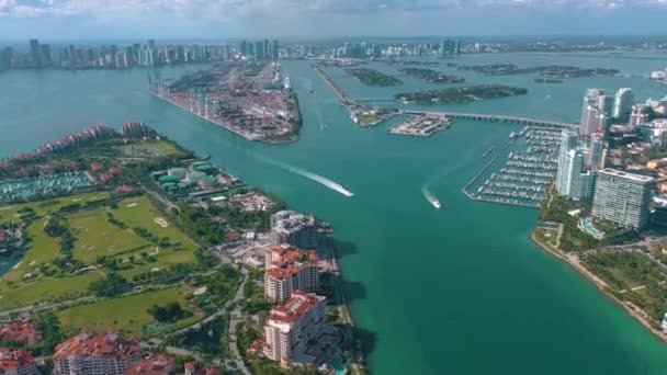 マイアミ フロリダ州 アメリカ 2019年5月 マイアミビーチ上空の空中ドローンビュー飛行 晴れた日にサウスビーチとフィッシャー島 ゴバーメントカットの青い水 — ストック動画
