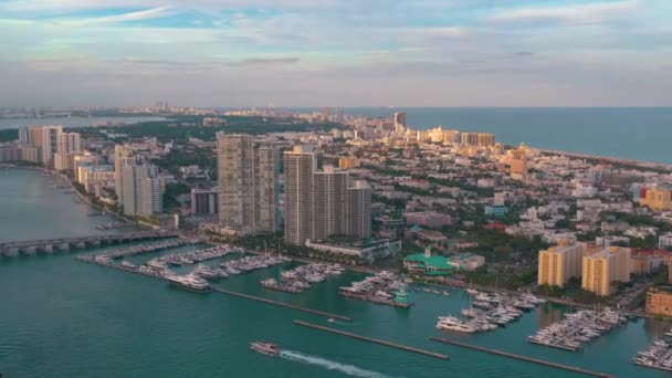 迈阿密 佛罗里达州 2019年1月 空中无人机全景飞行在迈阿密海滩市中心在阳光明媚的日子飞行 — 图库视频影像