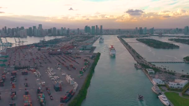 迈阿密 佛罗里达州 2019年5月 空中无人机查看飞行在迈阿密主频道 邮轮在日落时驶入大海 — 图库视频影像