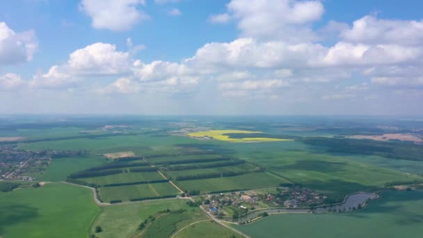 ミンスク ベラルーシ 2019年5月 空中ドローンショットは 市内の近くの緑と黄色のフィールドを見ます 晴れた日に美しい雲と青い空 — ストック動画