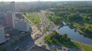 Minsk, Beyaz Rusya - Mayıs 2019: Şehir merkezinin havadan drone atışı. 