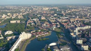 Minsk, Beyaz Rusya - Mayıs, 2019: Güneşli bir günde nemiga ve Pobeditelei bulvarının havadan drone atışı, şehir merkezi.