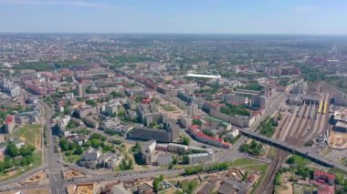 Minsk, Beyaz Rusya - Mayıs 2019: Şehir merkezinin havadan drone atışı. 