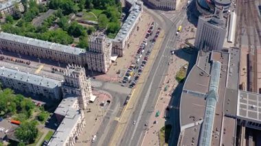 Minsk, Beyaz Rusya - Mayıs 2019: Şehir merkezinin havadan drone atışı. 