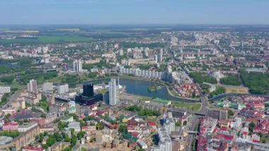 Minsk, Beyaz Rusya - Mayıs 2019: Şehir merkezinin havadan drone atışı. 