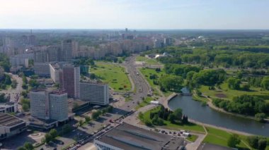 Minsk, Beyaz Rusya - Mayıs 2019: Şehir merkezinin havadan drone atışı. 