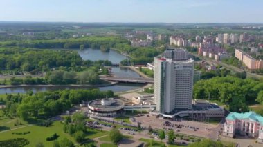 Minsk, Beyaz Rusya - Mayıs 2019: Şehir merkezinin havadan drone atışı. 