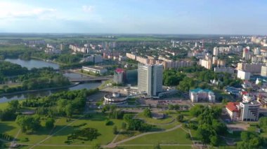 Minsk, Beyaz Rusya - Mayıs 2019: Şehir merkezinin havadan drone atışı. 