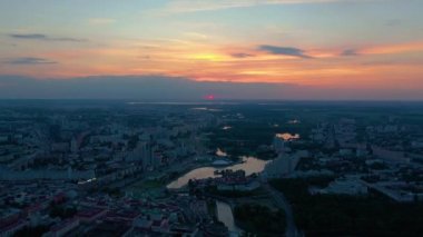Minsk, Beyaz Rusya - Mayıs, 2019: Gün batımında şehir merkezinin havadan drone görüntüsü. Konut ve iş binaları ile sokaklar