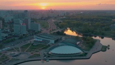 Minsk, Beyaz Rusya - Mayıs 2019: Şehir merkezinin havadan drone atışı. 