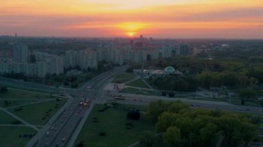 Minsk, Beyaz Rusya - Mayıs 2019: Şehir merkezinin havadan drone atışı. 
