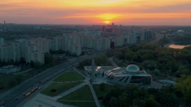 Minsk, Beyaz Rusya - Mayıs 2019: Şehir merkezinin havadan drone atışı. 