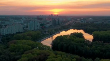 Minsk, Beyaz Rusya - Mayıs, 2019: Gün batımında şehir merkezinin havadan drone görüntüsü. Konut ve iş binaları ile sokaklar