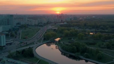 Minsk, Beyaz Rusya - Mayıs, 2019: Gün batımında şehir merkezinin havadan drone görüntüsü. Konut ve iş binaları ile sokaklar