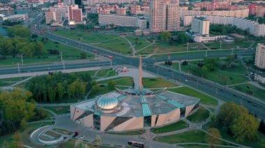 Minsk, Beyaz Rusya - Mayıs 2019: Şehir merkezinin havadan drone atışı. 