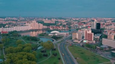 Minsk, Beyaz Rusya - Mayıs 2019: Şehir merkezinin havadan drone atışı. 