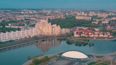 Minsk, Beyaz Rusya - Mayıs 2019: Şehir merkezinin havadan drone atışı. 