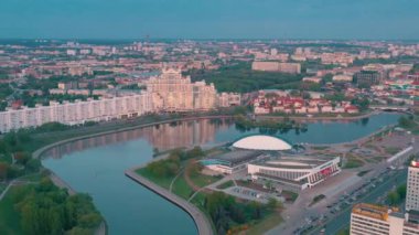 Minsk, Beyaz Rusya - Mayıs, 2019: Güneşli bir günde nemiga ve Pobeditelei bulvarının havadan drone atışı, şehir merkezi.