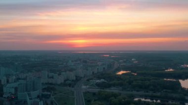 Minsk, Beyaz Rusya - Mayıs, 2019: Gün batımında şehir merkezinin havadan drone görüntüsü. Konut ve iş binaları ile sokaklar