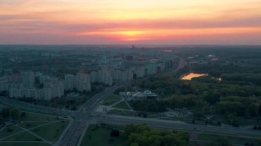 Minsk, Beyaz Rusya - Mayıs, 2019: Gün batımında şehir merkezinin havadan drone görüntüsü. Konut ve iş binaları ile sokaklar