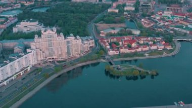 Minsk, Beyaz Rusya - Mayıs, 2019: Güneşli bir günde nemiga ve Pobeditelei bulvarının havadan drone atışı, şehir merkezi.