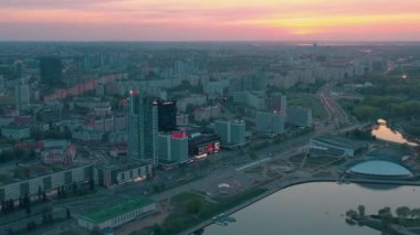Minsk, Beyaz Rusya - Mayıs 2019: Şehir merkezinin havadan drone atışı. 