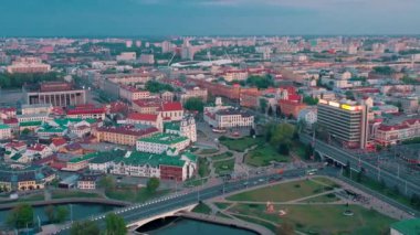 Minsk, Beyaz Rusya - Mayıs 2019: Şehir merkezinin havadan drone atışı. 
