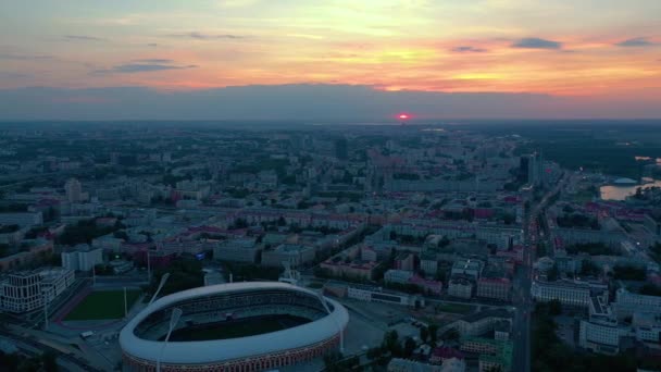 ミンスク ベラルーシ 2019年5月 夕日の市内中心部の空中ドローンショットビュー 住宅やビジネスビルのある通り — ストック動画