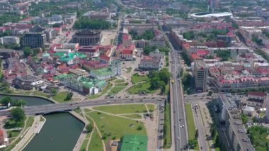 Minsk, Beyaz Rusya - Mayıs 2019: Nemiga ve Pobeditelei bulvarının havadan drone görüntüsü, şehir merkezi. Konut ve iş binaları ile sokaklar