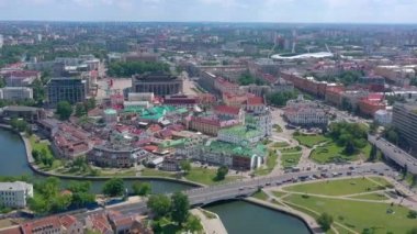 Minsk, Beyaz Rusya - Mayıs 2019: Nemiga ve Pobeditelei bulvarının havadan drone görüntüsü, şehir merkezi. Konut ve iş binaları ile sokaklar