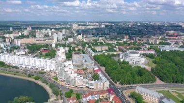 Minsk, Beyaz Rusya - Mayıs 2019: Nemiga ve Pobeditelei bulvarının havadan drone görüntüsü, şehir merkezi. Konut ve iş binaları ile sokaklar