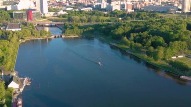 Minsk, Beyaz Rusya - Mayıs 2019: Gündüz Minsk şehrinde Nemiga nehri ile giden teknenin havadan görünümü